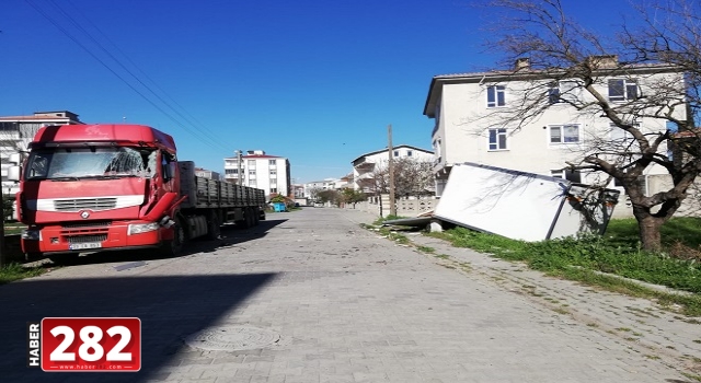 Araçlara çarpan kamyonetinin kopan dorsesini olay yerinde bırakıp kaçtı