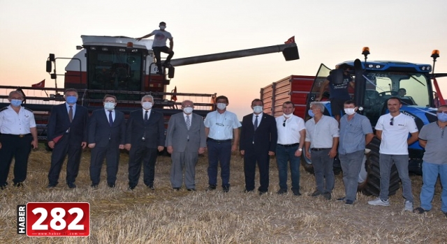 BÜYÜKŞEHİR, HASAT ŞENLİĞİ İLE ÇİFTÇİNİN MUTLULUĞUNA ORTAK OLDU