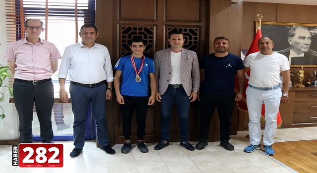 ŞAMPİYON GÜREŞÇİMİZDEN  AKAY’A TEŞEKKÜR ZİYARETİ