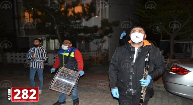 Muhtar, mahalle sakinlerine moral olsun diye müzisyenlerle sokak sokak dolaştı