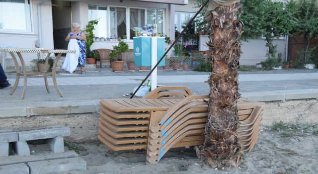 Süleymanpaşa’da plajda izinsiz kiralanan şezlonglar toplandı