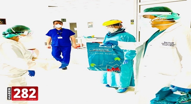 Başhekim Altıntaş'tan Kovid-19 servisinde çalışanlara hediye