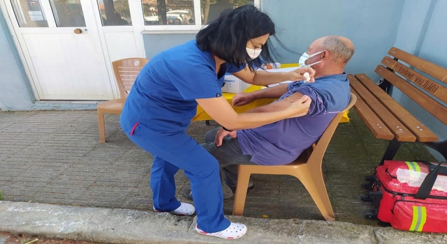 Edirne’de mobil aşı ekipleri köy köy gezerek vatandaşları aşılıyor