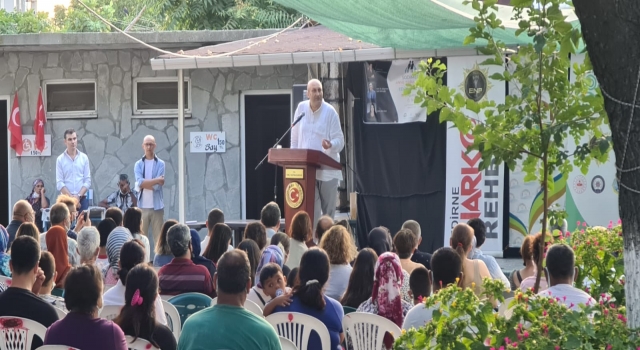 ”Çocuklar ve gençlerin dijital dünyada pek çok tehlikeyle karşı karşıya” uyarısı