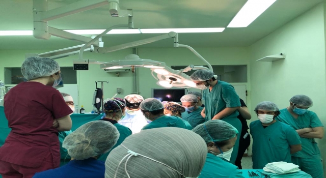 Edirne’de bir kadının kazada kopan önkolu Trakya Üniversitesi Tıp Fakültesi Hastanesinde dikildi