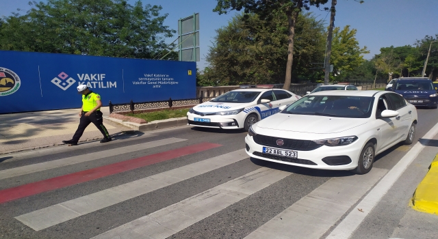 Edirne’de yaya geçidinde otomobilin çarptığı 2 kişi yaralandı