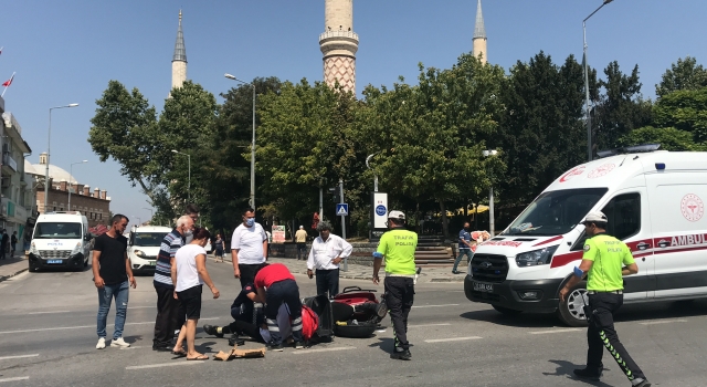 Edirne’de hafif ticari araçla çarpışan motosikleti kullanan kurye yaralandı