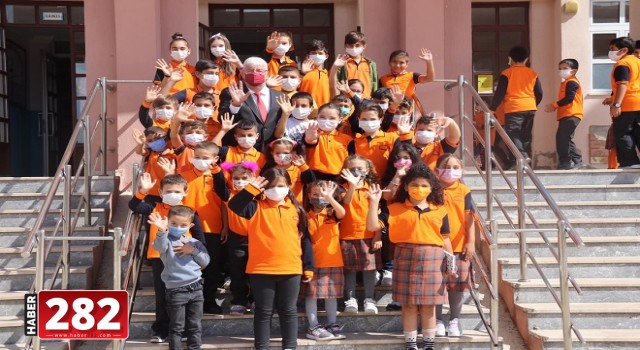 Başkan Yüksel öğretmen ve öğrencileri unutmadı