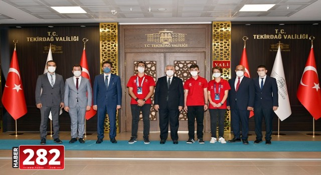 TÜBİTAK proje yarışmasında dereceye giren öğrenciler Vali Yıldırım'ı ziyaret etti