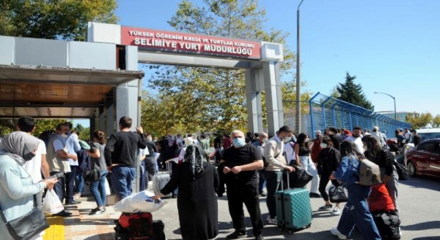 Edirne’de üniversitede ilk ders öncesi yurt kaydı yoğunluğu