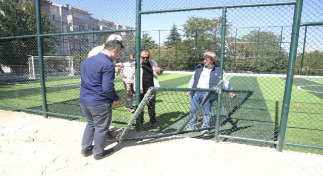 Keşan Belediye Başkanı’ndan semt sahasının kapısını kıranlara sitem