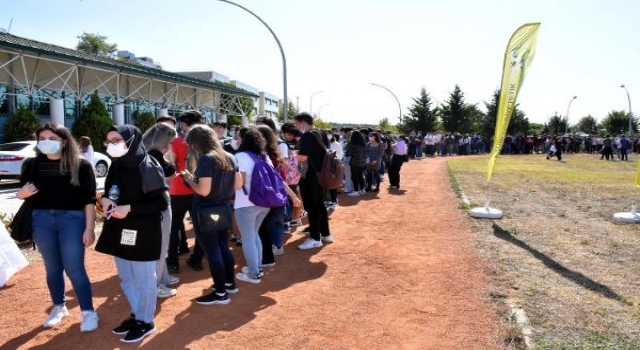 Namık Kemal Üniversitesi’nde öğrenciler köfte ekmek ile karşılandı
