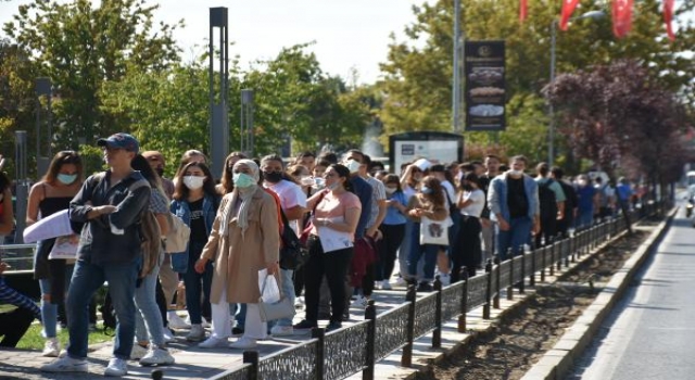 Edirne’de üniversitelilerin belediye önünde ’Kent Kart’ kuyruğu