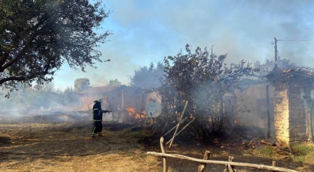 Tekirdağ’da tek katlı ev yandı; 3 kişi dumandan etkilendi
