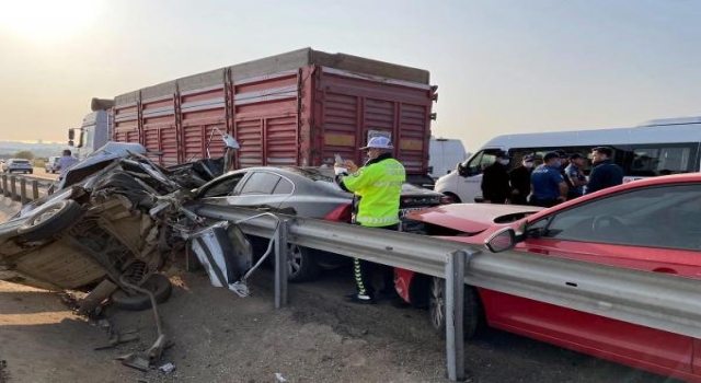 Sürücüsünün ters yöne girdiği çalıntı otomobil kamyonla çarpıştı: 1 ölü, 2 yaralı